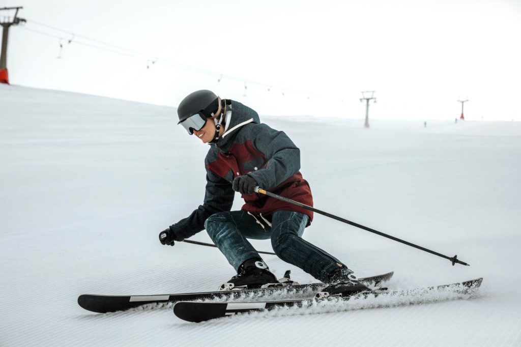 Femme sur skis en position fléchie