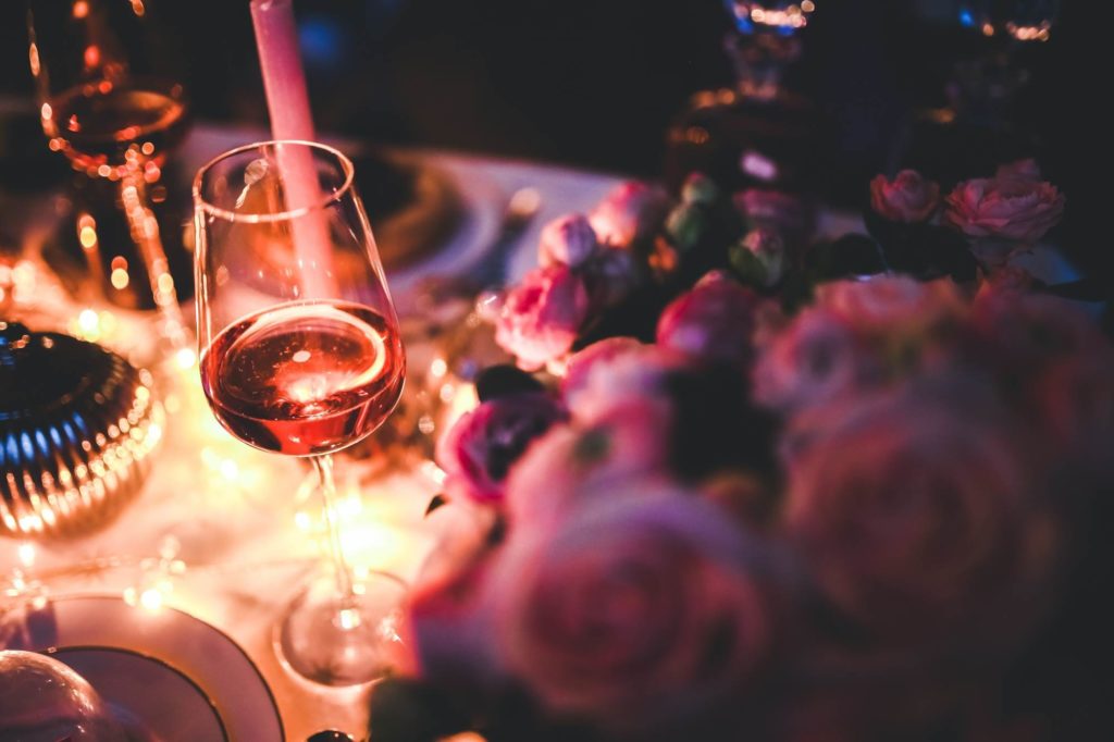 Table de restaurant avec bouquet de fleurs et verre de vin