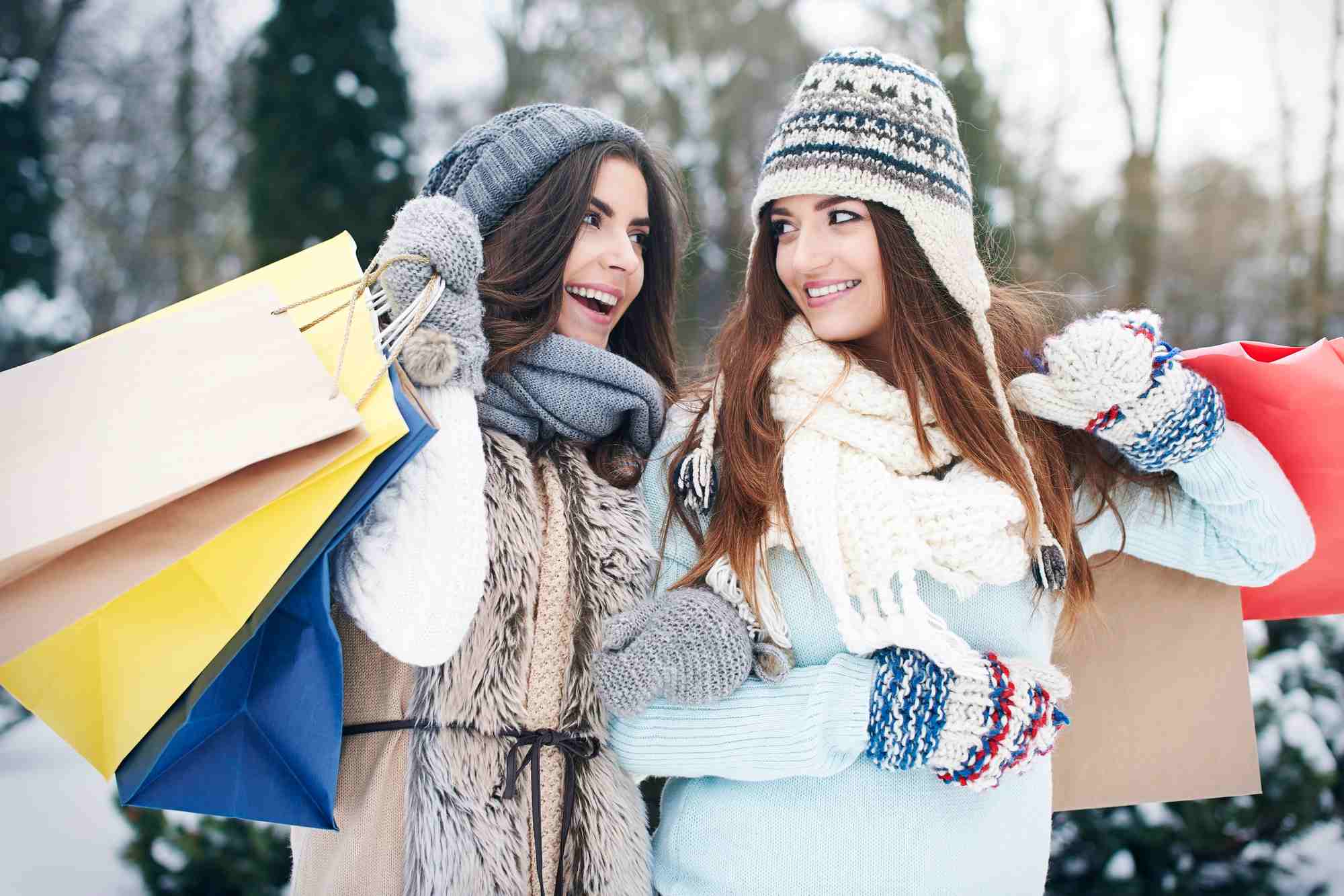 Deux femmes font du shopping en hiver