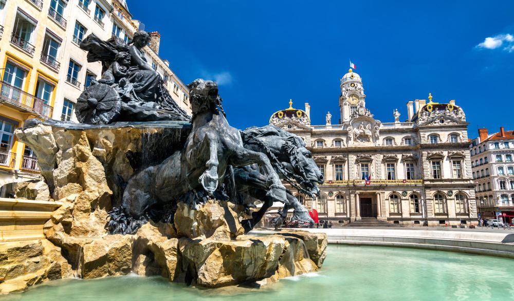 La fontaine bartholdi (1889) et l'hôtel de ville de Lyon sur la place des terreaux en France