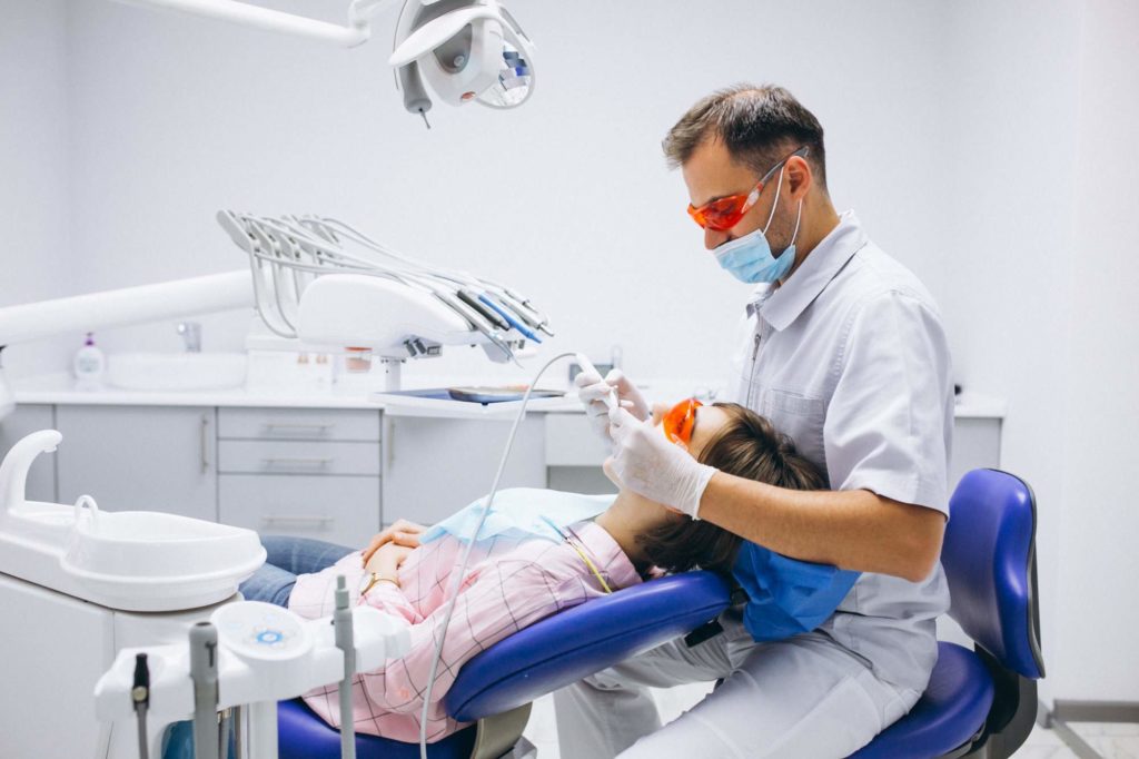 Femme patiente chez le dentiste