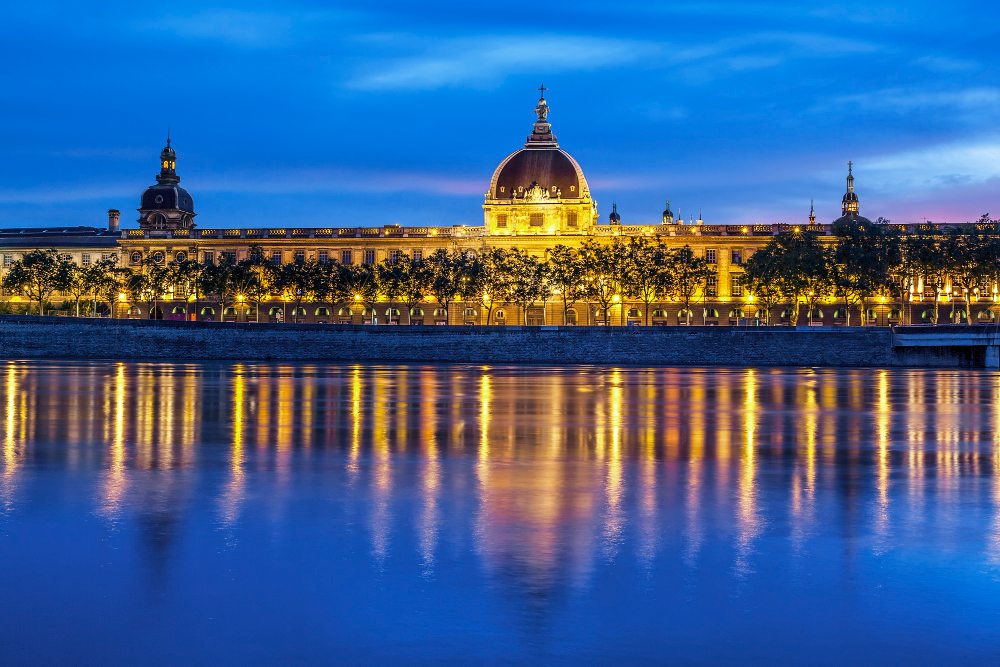 Le grand Hôtel Dieu de Lyon au coucher du soleil avec la Saône