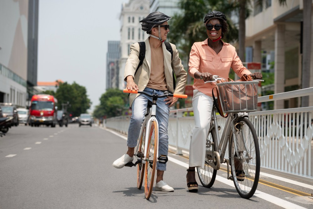 Deux personnes se baladant à vélo