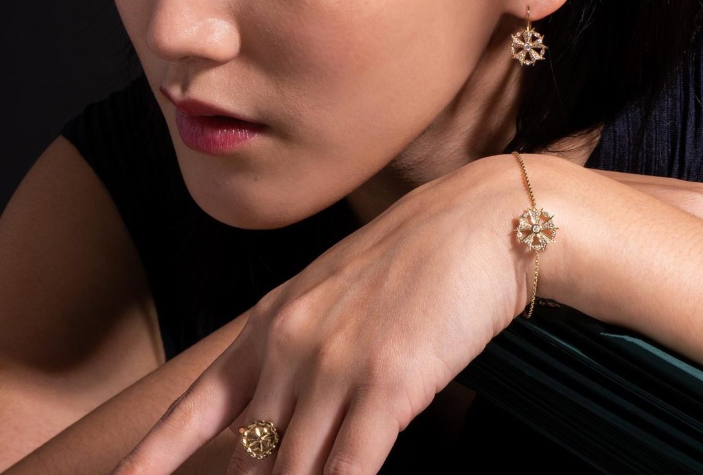 Close up sur les bijoux d'un mannequin