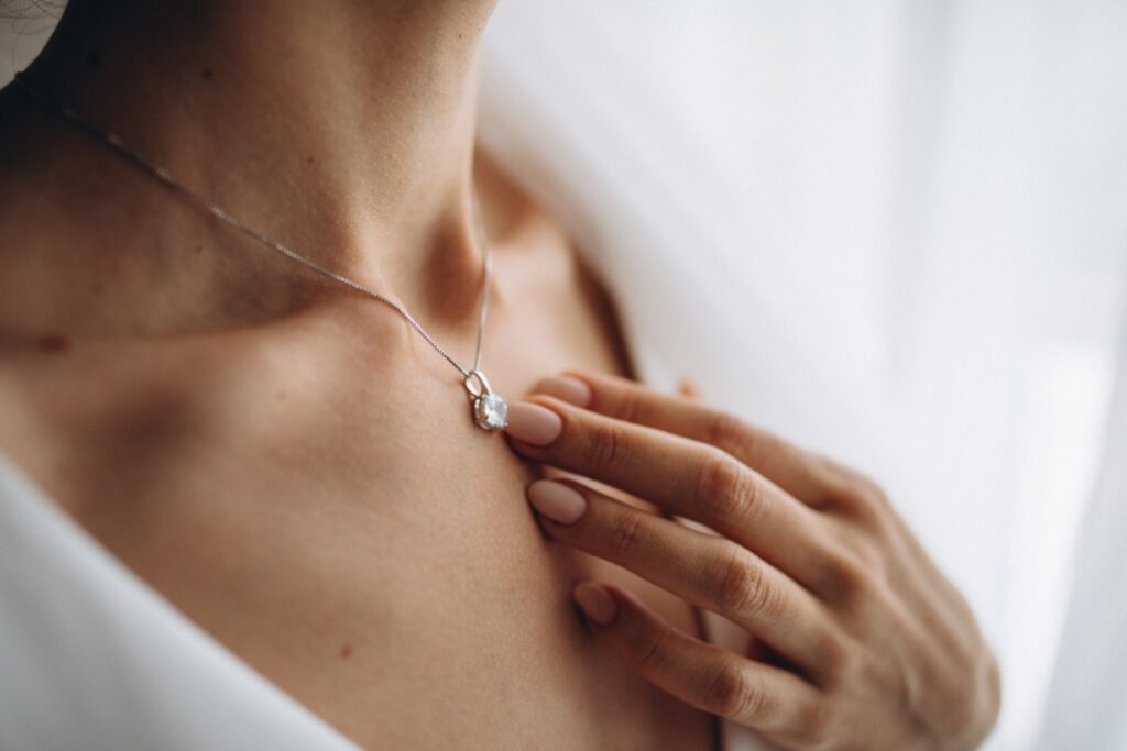 Femme touchant le collier à son cou