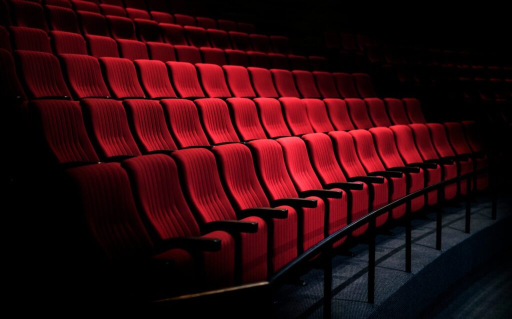 Fauteuils rouges dans une salle de cinéma