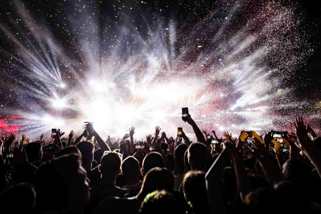 foule en délire dans un festival