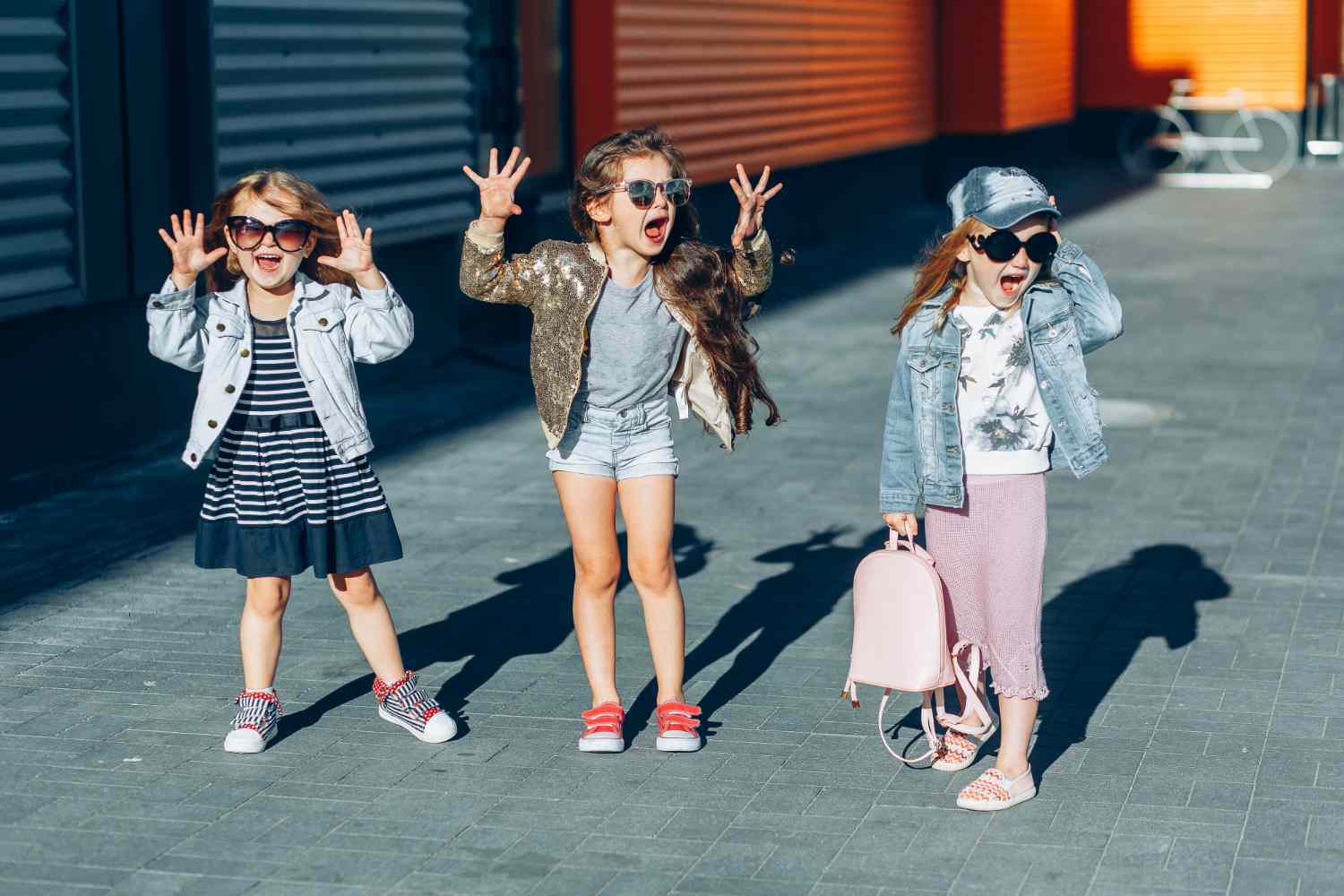 groupe d'enfants dans la rue