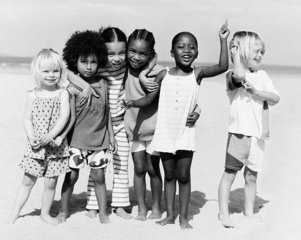 groupe d'enfants sur la plage