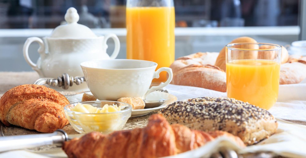 petit déjeuner dans un vieux plateau en argent