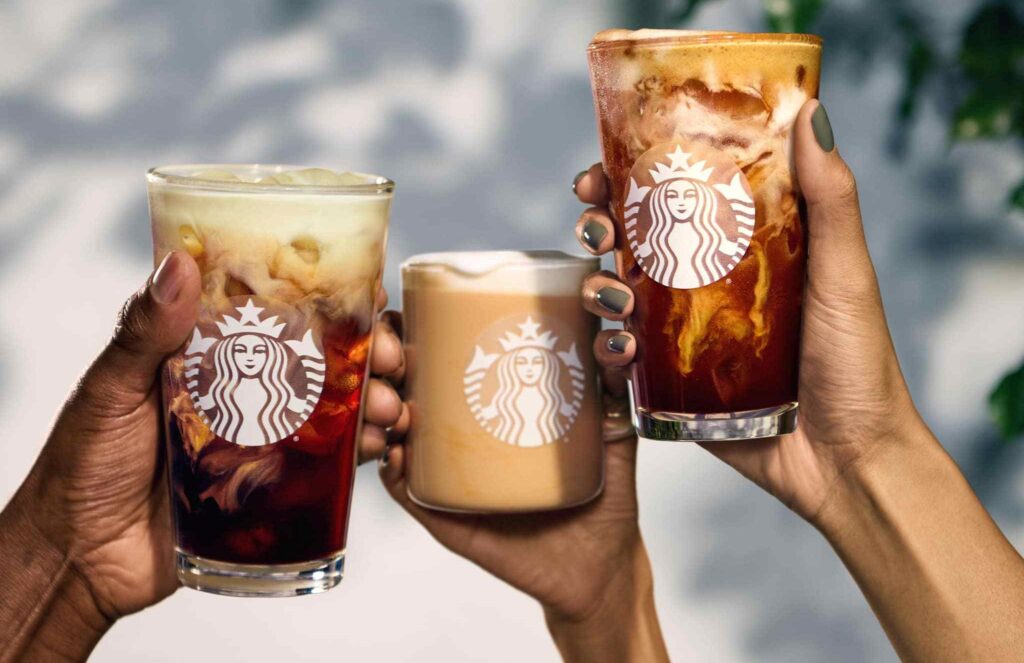 Mains qui tiennent différentes boissons Starbucks