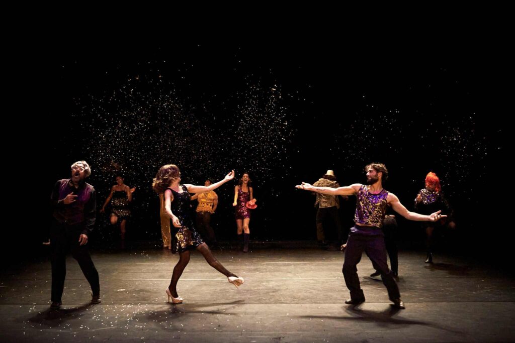 Scène de théâtre avec des comédiens