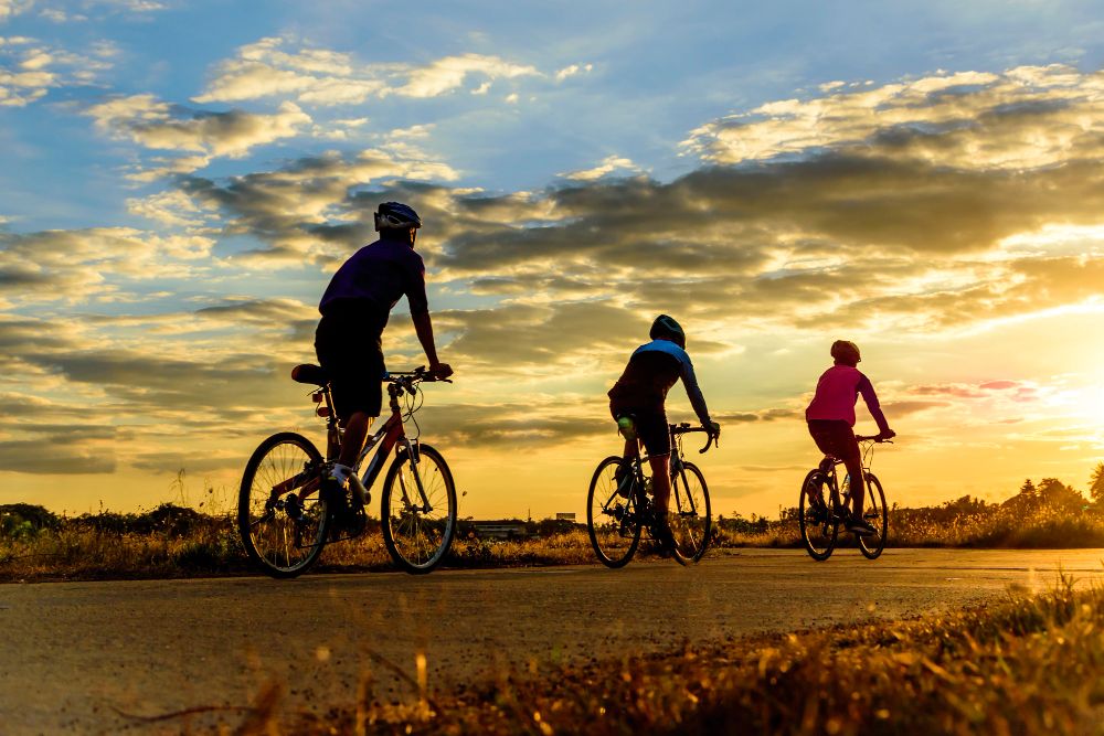 Groupe de personnes à vélo