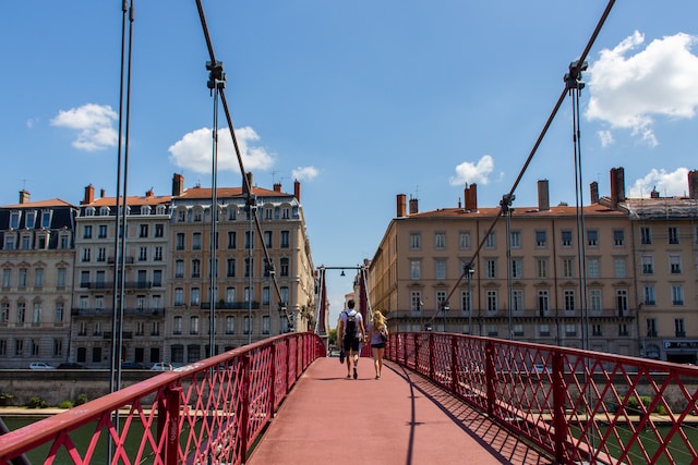 deux personnes qui marchent sur un pont