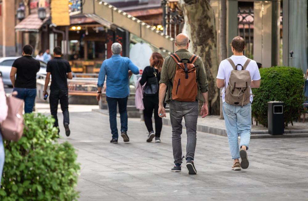 Personnes qui marchent dans la rue