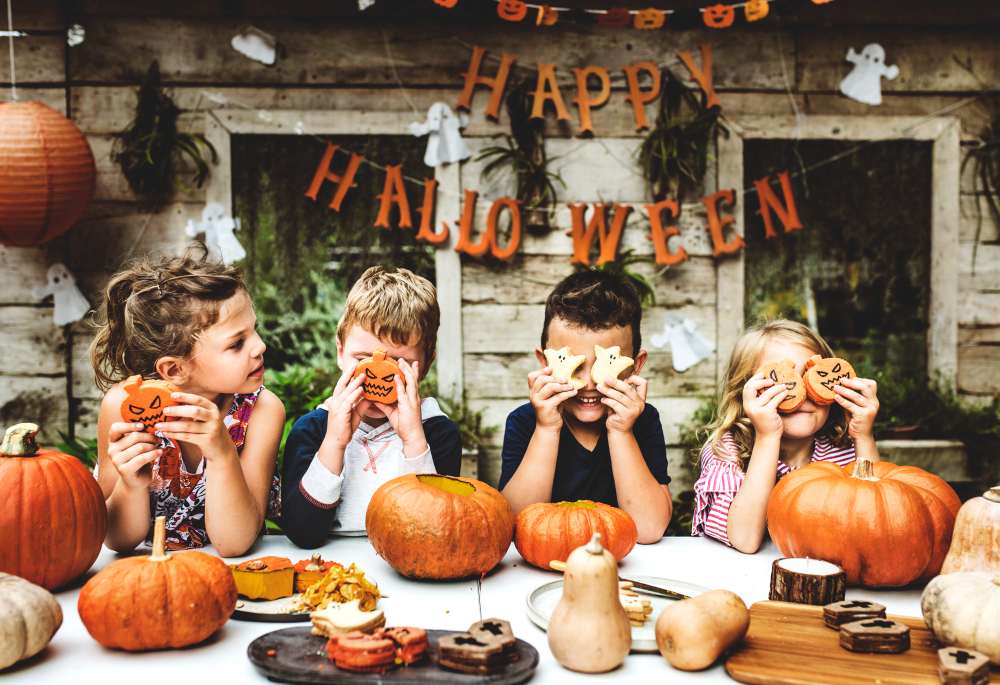 enfants enjoués profitant d'une fête d'Halloween