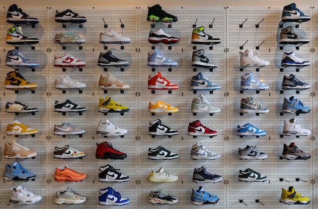 un étalage de diverses chaussures sur un mur