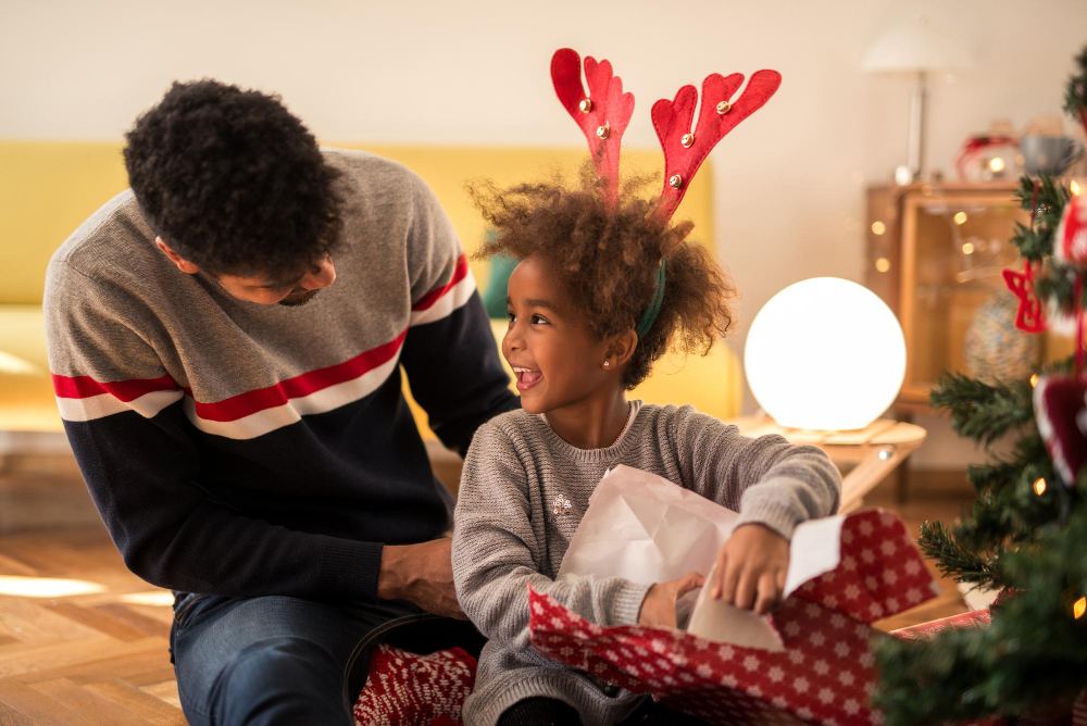 Un père surprend sa fille avec un cadeau de Noël