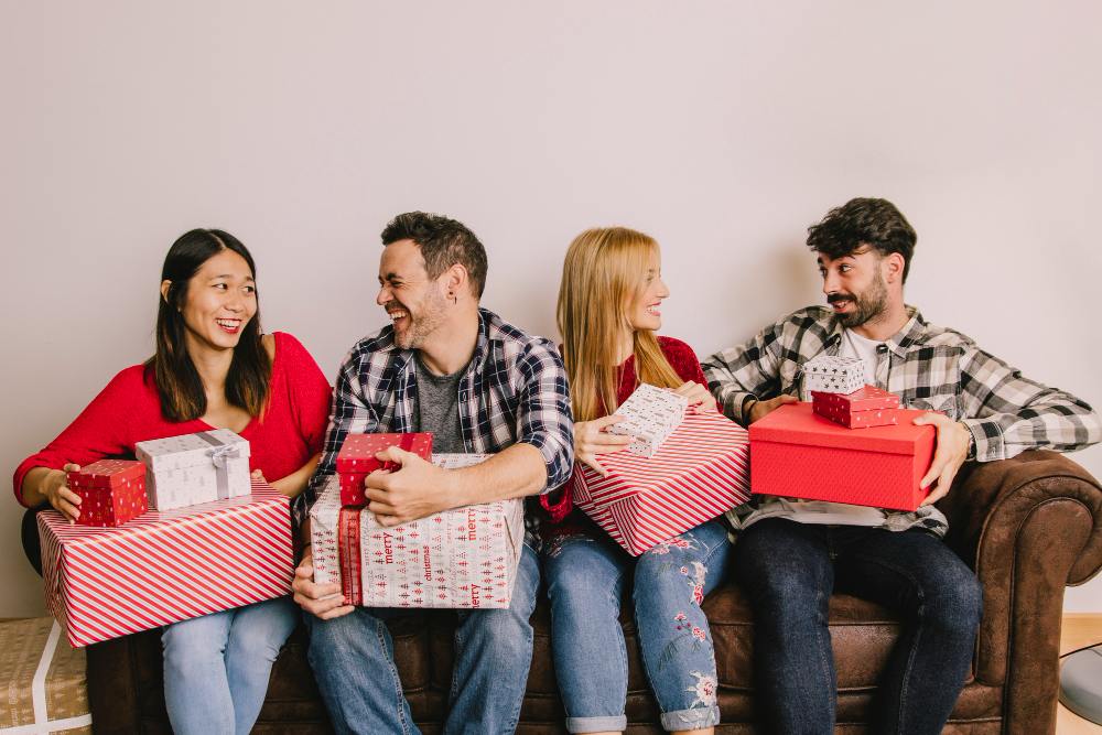 amis sur un canapé avec des paquets cadeaux