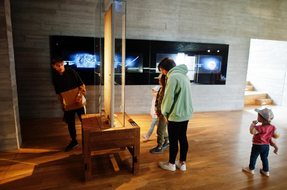 Mère avec enfants explorant les expositions dans les salles de musée