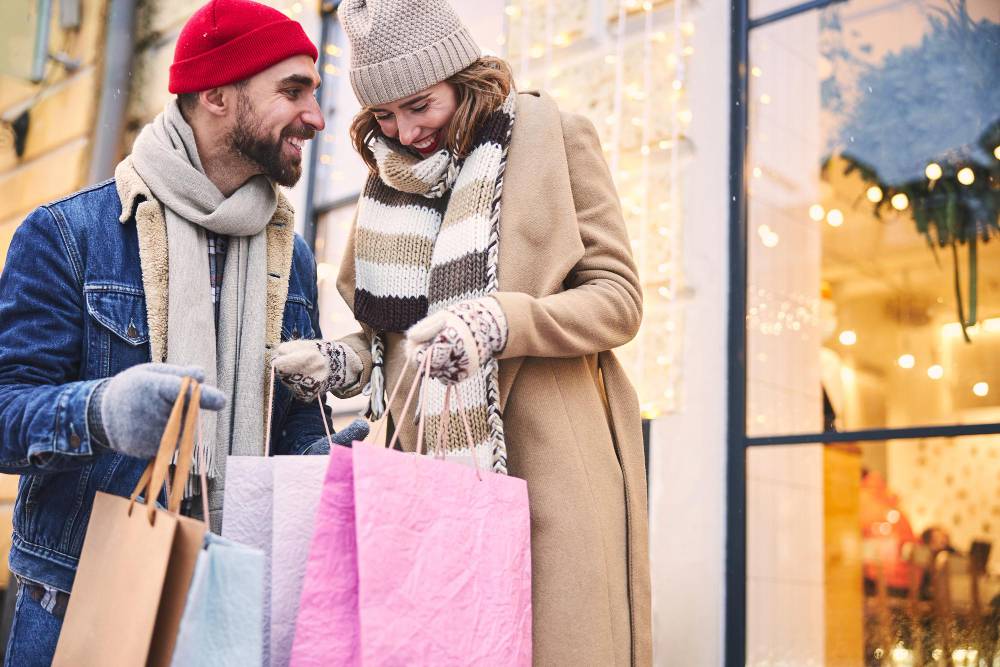 Couple heureux faisant du shopping