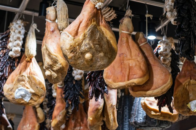 un bouquet de viande suspendu au plafond