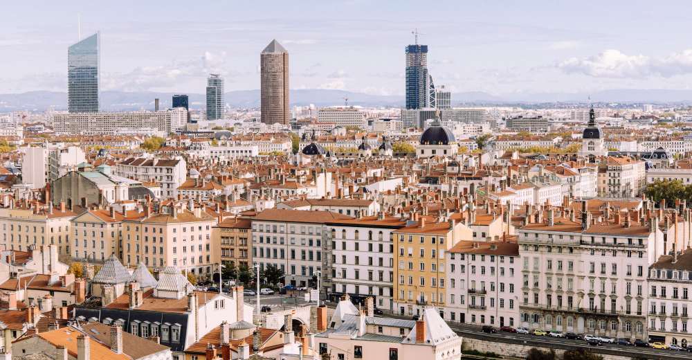 Photo panorama de la ville de Lyon, ses tours et ses vieux quartiers