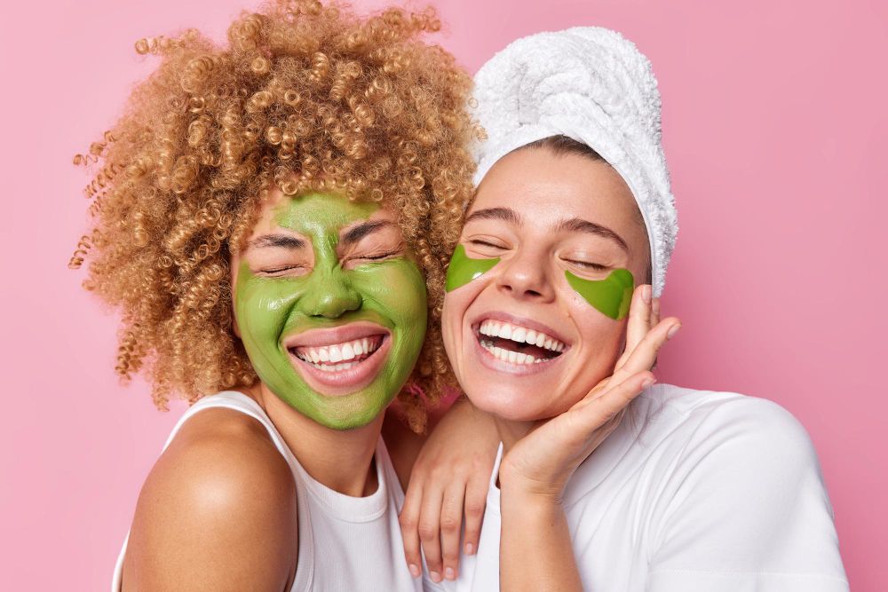 femmes avec masque nourrissant vert et patchs pour les yeux
