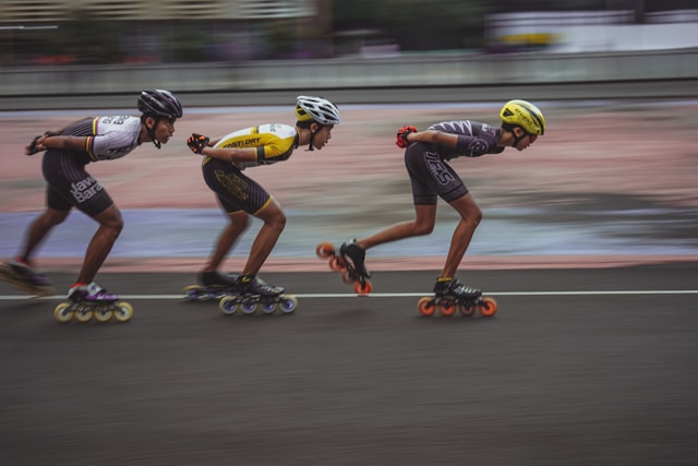 trois personnes qui font du roller