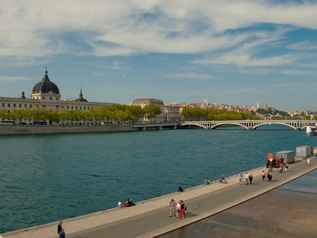 Personnes marchant le long du Rhône