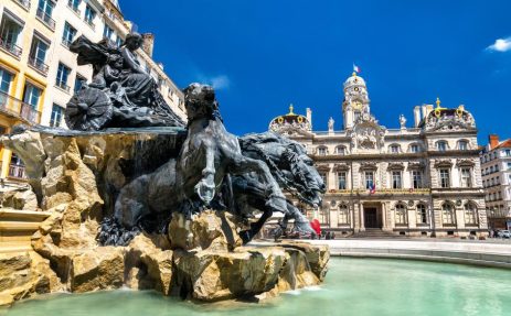 La fontaine bartholdi (1889) et l'hôtel de ville de Lyon sur la place des terreaux en France